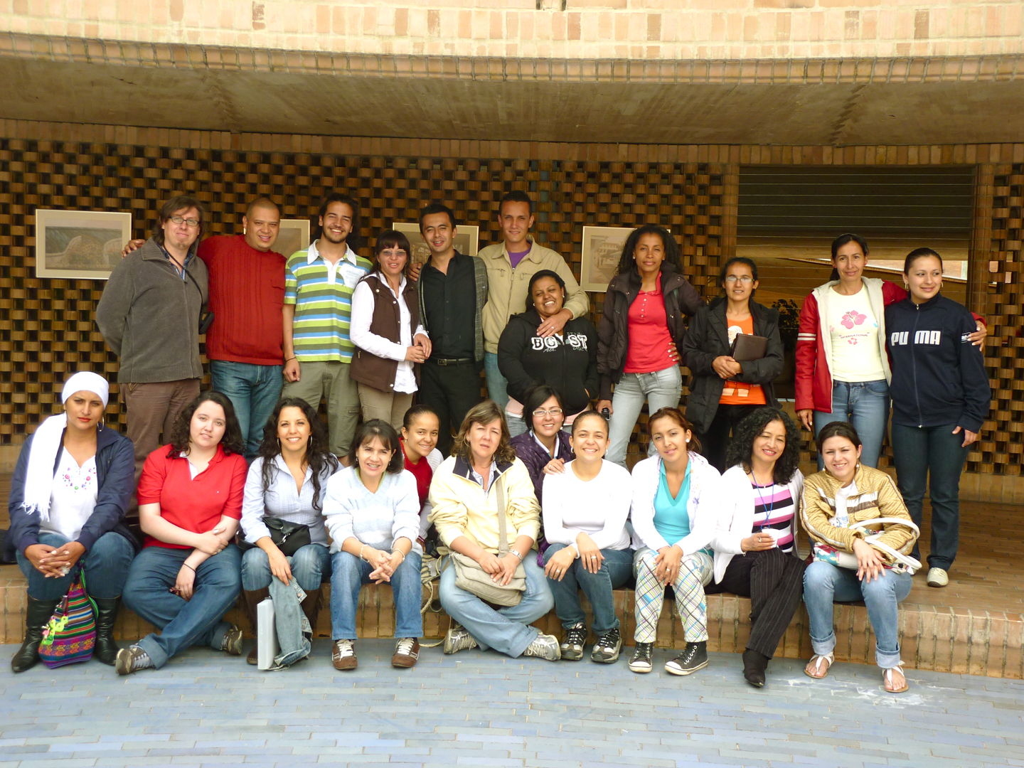 Taller con intérpretres de señas en alianza con el departamento de lingüistica de la Universidad Nacional de Colombia